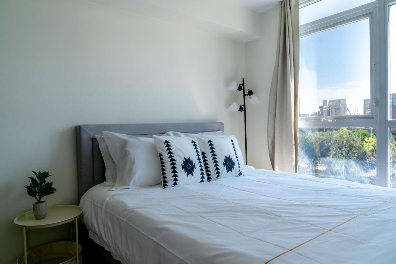 טורונטו Large 2 Bedrooms Besides Cn Tower מראה חיצוני תמונה